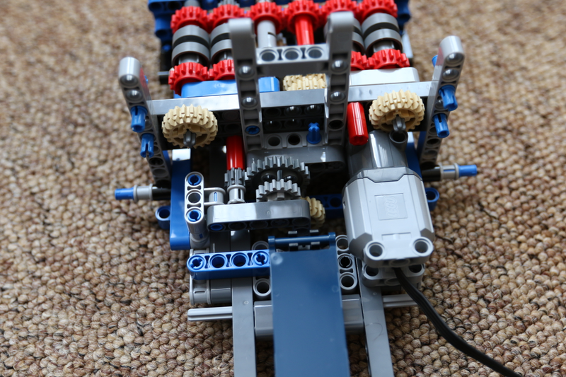 Illustration for article titled Lego Technic Crawler Crane: The Oppo Review